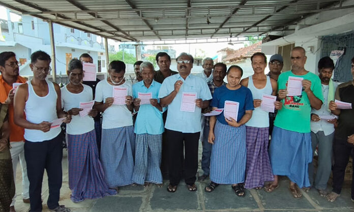 Beedi workers in Manjulapur, Nirmal district demand revised wages and DA increase as highlighted by K Rajanna