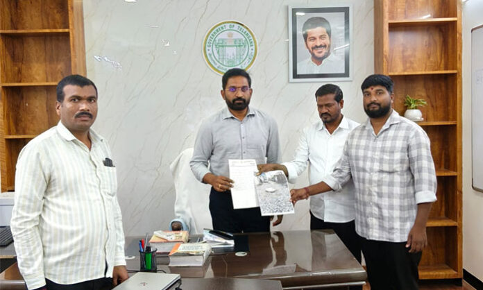 Former Councilor Tudum Ganesh submits memorandum to Deputy Commissioner regarding potholes, drainage overflow, and streetlight issues in Kishtapur Hyderabad