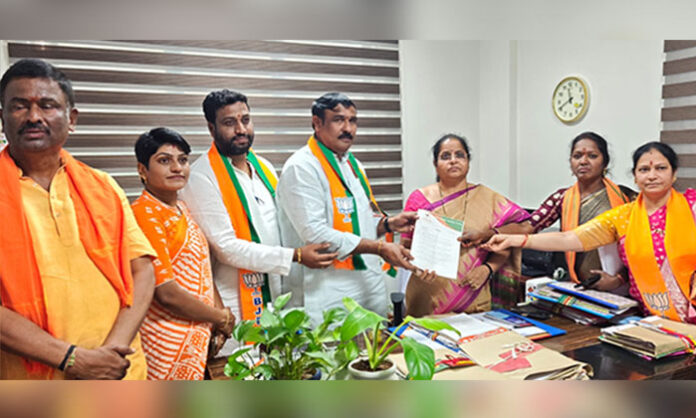 BJP leaders submit memorandum to officials demanding immediate resolution of drinking water crisis in Medchal