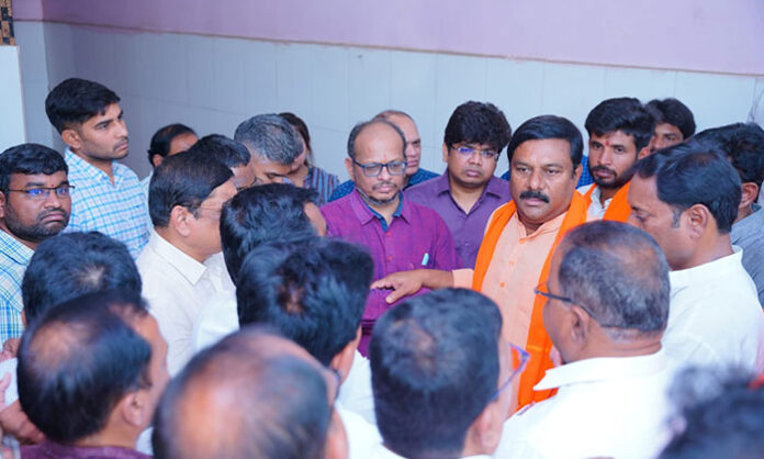 BJP MLA Yeleti Maheswar Reddy visits senior doctor Chitikeshi Santhosh Raj in Nirmal after an assault and demands immediate arrest of the accused family members.