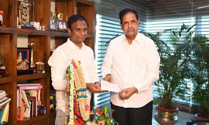 Marri Venkata Reddy presenting ₹1 crore donation cheque to TTD Chairman B.R. Naidu for the Sri Venkateswara Pranadana Trust in Tirumala.