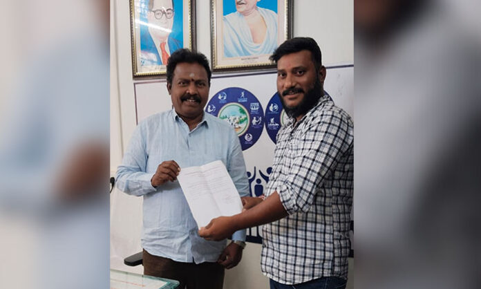 Former councilor Sangu Bhupathi raising concern over lack of lighting at Alair cemetery causing difficulties during night funerals