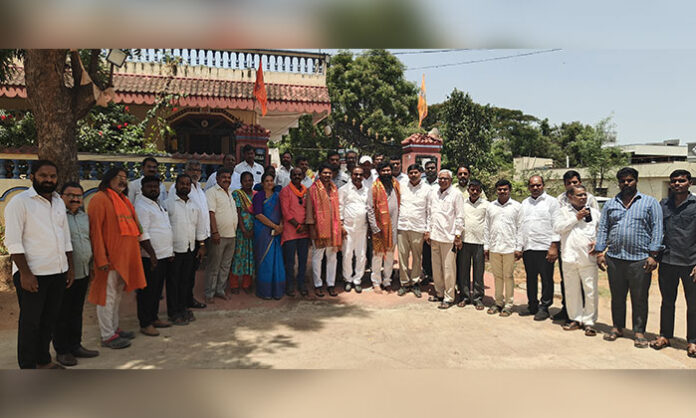 BJP leaders felicitate BJYM members after release from jail amid Vedas insult controversy