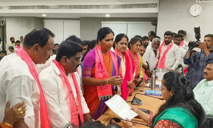 BRS leaders, including Padma Devender Reddy, staging a dharna at Medak Collectorate demanding release of Singur Project water for Ghanapur ayacut farmers.
