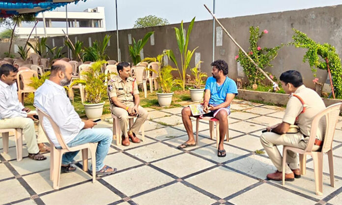 Former MLA Balka Suman placed under house arrest by police at his Kyathanpally residence amid Khanapur Municipal Chairman election tensions in Telangana.