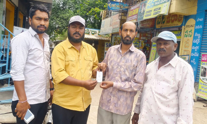 Municipal officials imposing fine on shopkeeper for dumping waste on road in Bellampalli town