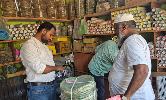 Municipal Commissioner conducting raid on plastic shops in Bellampalli and seizing banned single use plastic