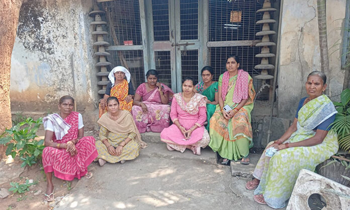 Ward 6 councilor Salla Krishnaveni protesting electricity pole issue and power cut in Bellampalli Singareni area