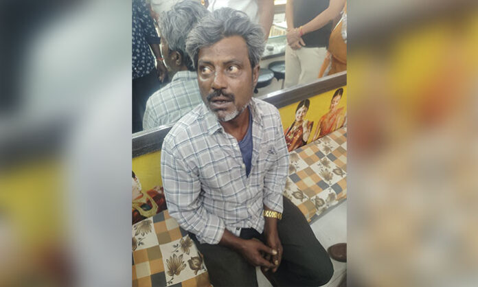 Attempted robbery at Bhavani Jewellery in Alair foiled as shop owner’s family and locals catch the thief and hand him over to police.