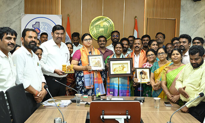 District Collector Abhilasha Abhinav felicitating women’s groups and DRDO staff at a ceremony in Telangana for winning state-level awards.