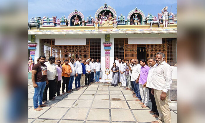 Local residents paying tribute during the 99th birth anniversary celebrations of Telangana freedom fighter Doddi Komaraiah at Balaji Nagar near Beerappa Temple.