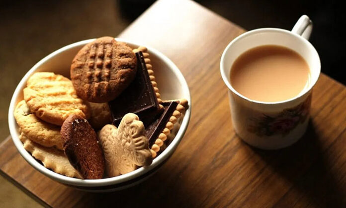 Health risks of eating biscuits with tea including sugar spike and digestive issues
