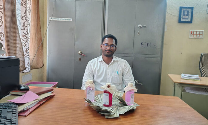 ACB officials arrest assistant engineer in Huzurabad while accepting 50000 bribe during trap operation