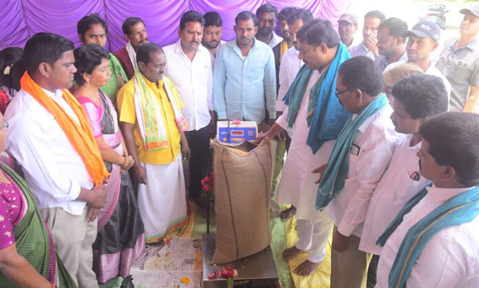 MLA Alleti Maheshwar Reddy inaugurating maize and paddy procurement centers in Aluru village with MSP announcement for farmers