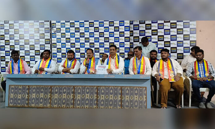 Mothkupalli Narasimhulu addressing press conference demanding population based political representation for Madiga community