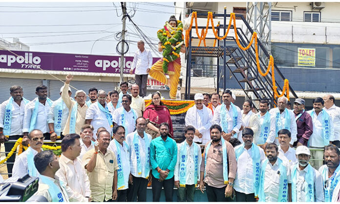 MLA Yennam Srinivas Reddy garlanding Maharshi Bhagiratha statue during tribute event in Mahabubnagar