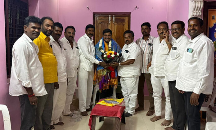 Mallepula Srikanth Yadav receives grand welcome after being appointed Congress District Spokesperson in Jawahar Nagar.