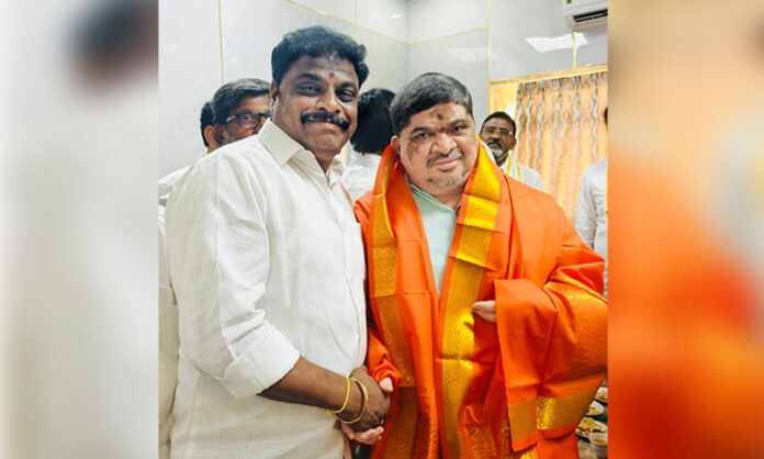 Former Municipal Chairman Anand Kumar Goud felicitating Minister Ponnam Prabhakar at R and B Guest House in Mahabubnagar
