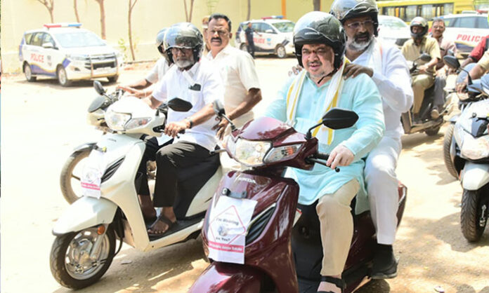 Ministers Ponnam Prabhakar and Vakiti Srihari leading road safety awareness program and human chain in Mahabubnagar
