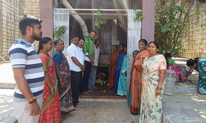 Mudiraj Association members celebrating Bonalu festival at Katta Maisamma Temple in Medchal with senior leader Raghavender Goud