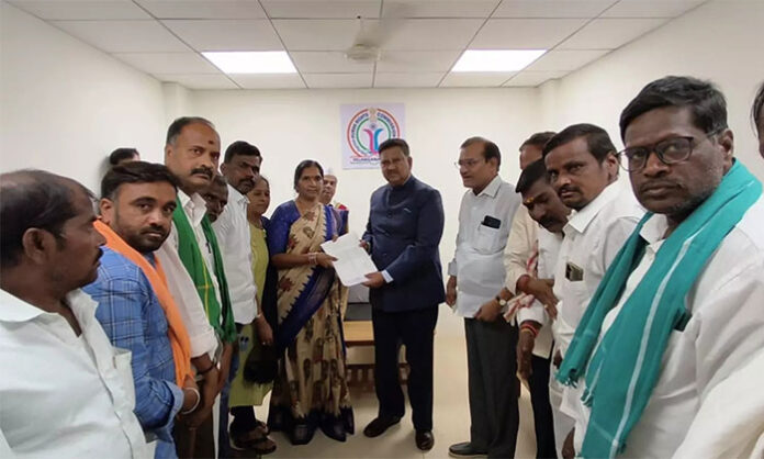 Farmers from Papannapet submitting a memorandum to Telangana Human Rights Commission seeking release of Singur project water for crop protection