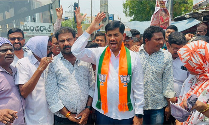 BJP leader Raghunath Verabelli supporting RTC workers protest at Mancherial depot
