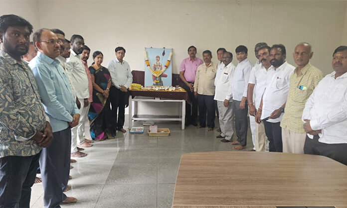 Officials offering floral tributes to Sardar Sarvai Papanna Goud portrait at a death anniversary event held at the collectorate.