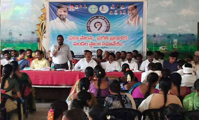 SI Praveen addressing public awareness meeting on seat belt and helmet safety during 99 day action plan program in Parvathagiri