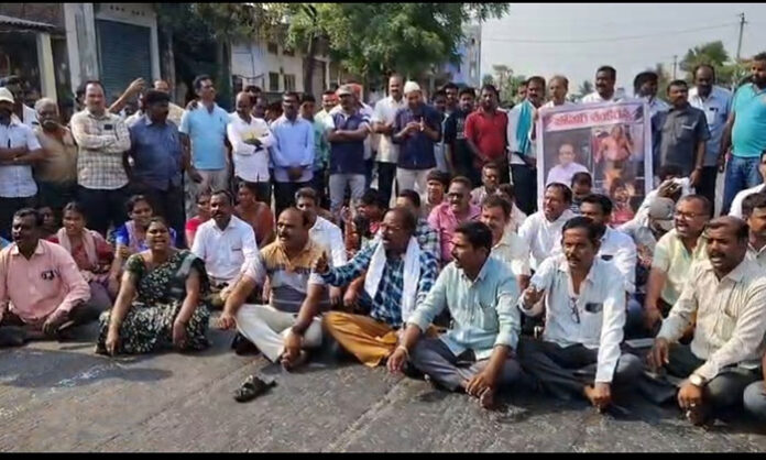 RTC workers protest with road blockade in Narsampet after Shankar Goud death with leaders arrested