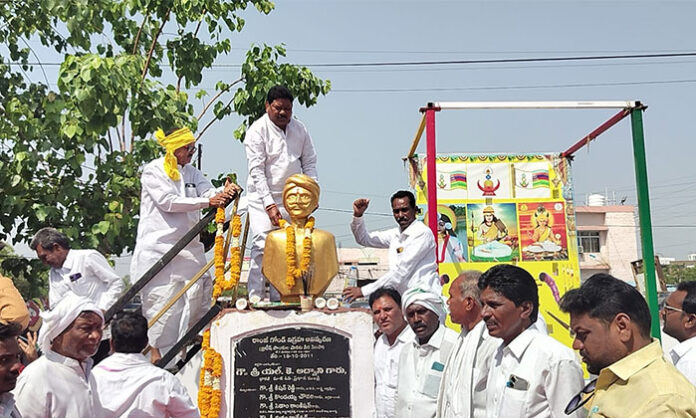 Soyam Bapu Rao garlanding the statue of Ramji Gond on his 166th death anniversary, honoring Adivasi rights
