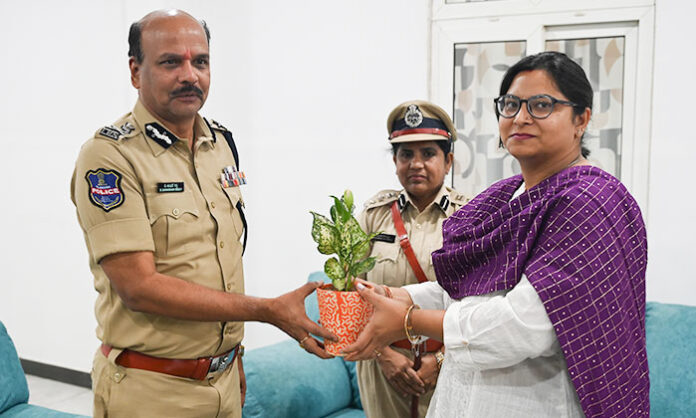 District officials welcoming State DGP Shivadhar Reddy with saplings during his visit for Bharosa Center inauguration