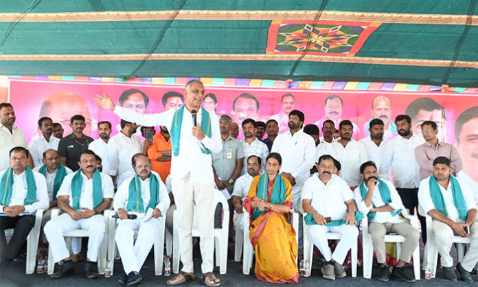 MLA Thanneeru Harish Rao inspecting the Koheda Fruit Market site in Ibrahimpatnam, Ranga Reddy, opposing its abrupt relocation and addressing farmers’ concerns