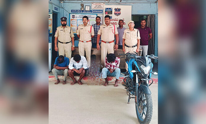 Police arrest thieves involved in Timmapur gold chain theft case and recover stolen gold and motorcycle