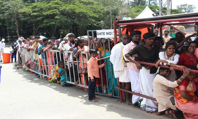 Devotees queue at Tirumala Vaikuntam Queue Complex for Darshan of Lord Venkateswara; Hundi revenue and Talaneelalu statistics updated