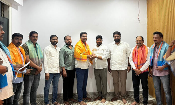 New committee members of Uppal Media Club being felicitated by Pilli Nagaraju Mudiraj and Jitender Reddy in Uppal, Telangana, as media representatives and leaders attend the event.