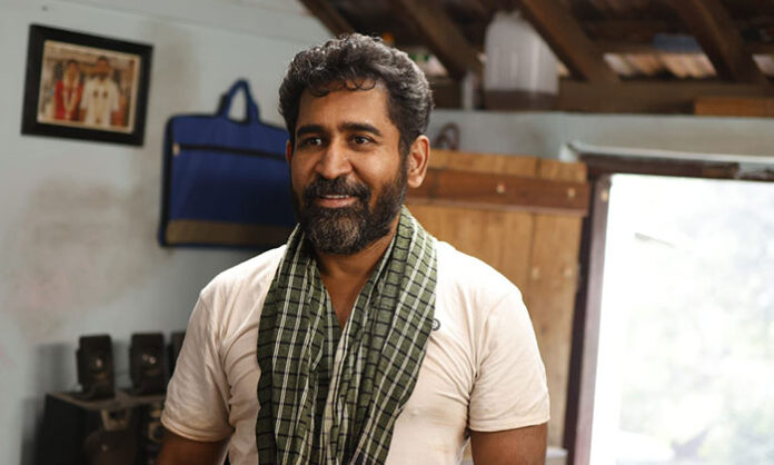 Vijay Antony and Swasika featured in the hard-hitting teaser of Vanda Devullu, directed by Sasi.