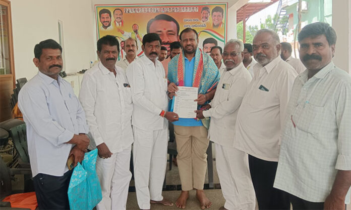 Construction workers request allocation of Labour Adda site in Jawahar Nagar Municipality during meeting with Congress leader