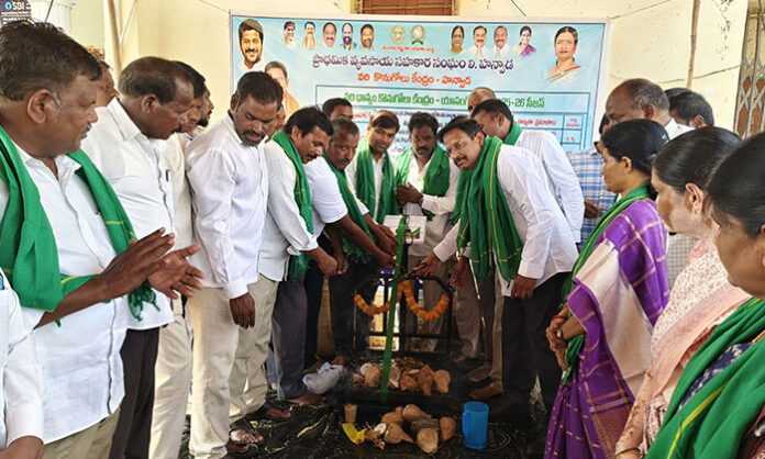 MLA Yennam Srinivas Reddy inaugurating paddy procurement centers and interacting with farmers in Hanwada Mandal