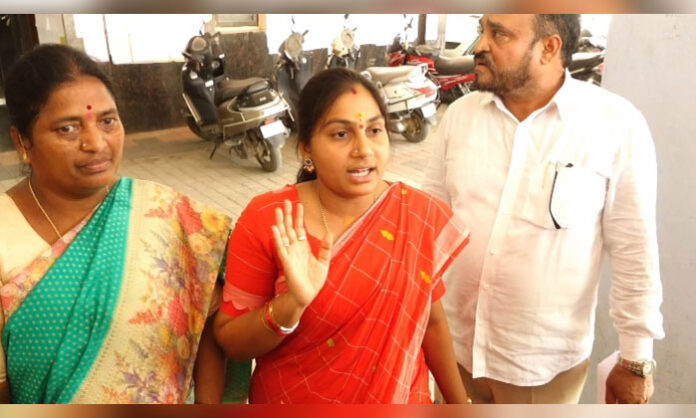 Adilabad Municipality Chairperson Bandari Anusha Satish addressing media regarding the postponement of municipal co-option elections amid political controversy.