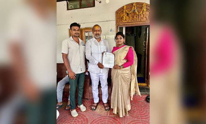 BC Women Welfare Association leaders submitting memorandum to Union Minister Bandi Sanjay Kumar demanding skill development center for Choppadandi youth