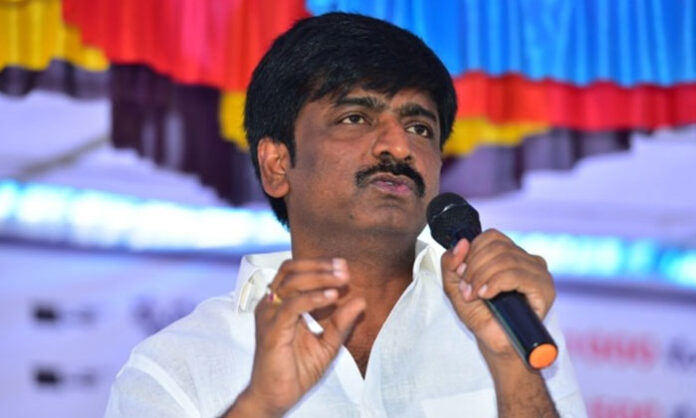 BTech Ravi addressing a press conference in Mangalagiri while making sensational allegations against Jagan Mohan Reddy and the YS family’s political history.
