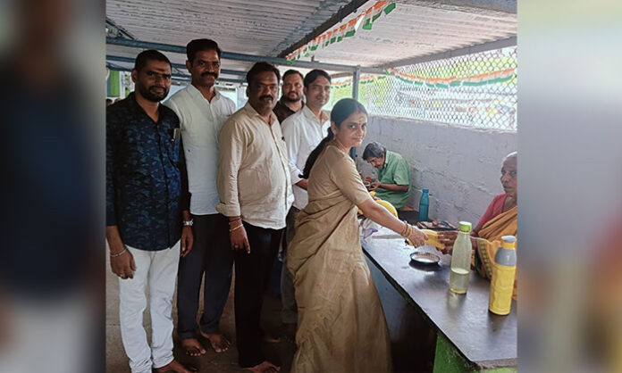 Bandaru Sudhakar and Sandhyarani donate food at the CCC Old Age Home in Mancherial on their 23rd wedding anniversary.