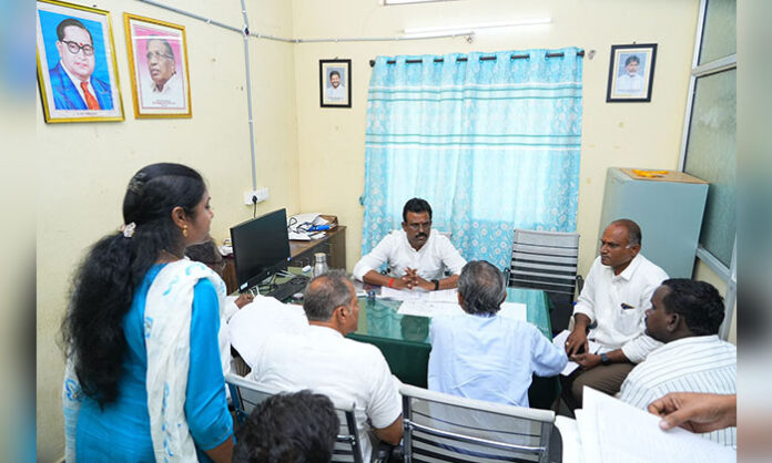 Devarakadra MLA G. Madhusudan Reddy holds review meeting with officials on drinking water, drainage, and CC road development works in Boothpur Municipality.