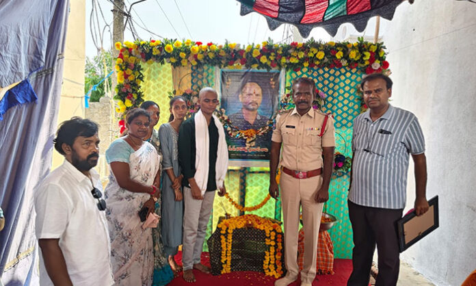 Bellampalli Rural CI Ch Hanook honors the family of eye donor Rachakatla Srinivas during an eye donation awareness program organized by Janahita Seva Samithi.