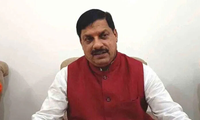 Madhya Pradesh CM Mohan Yadav testing farmer helpline and receiving no proper response