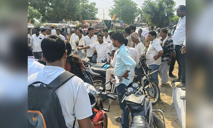 Farmers blocking Medak–Bodmatpally highway in Minpur village protesting grain transportation delays and shortage of lorries