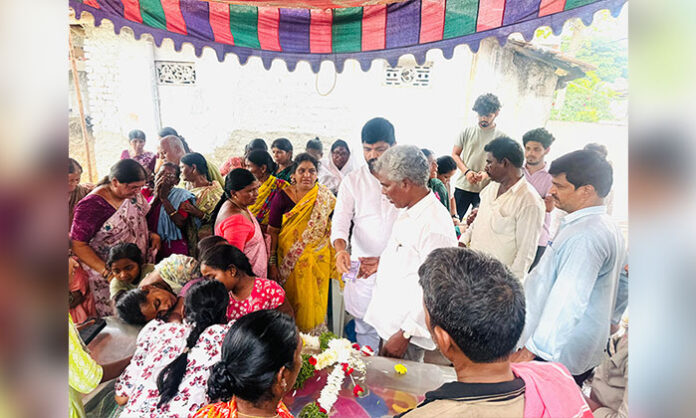 Chiluka Madhusudan Reddy provides financial assistance to the family of late journalist Jagadeesh Kumar of Metro Udayam.
