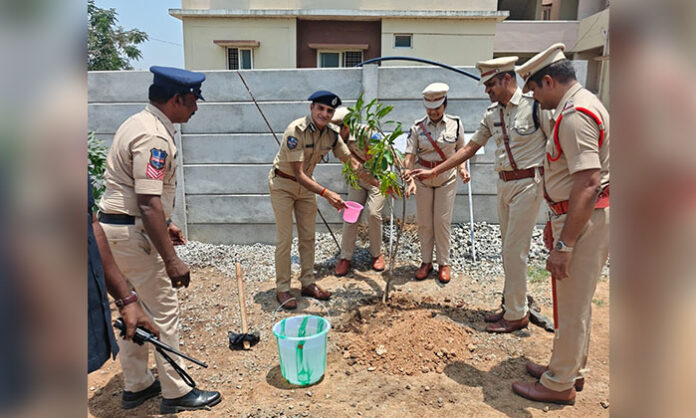 Future City Commissioner Tarun Joshi conducts surprise inspection at Kundurgu Police Station and reviews police services and law and order measures.