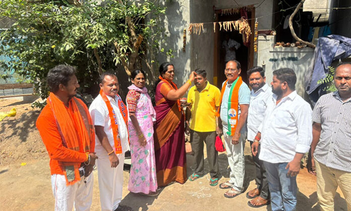 BJP leader Jadi Balreddy inviting residents for Hindu Ekta Yatra in Karimnagar with tilak distribution