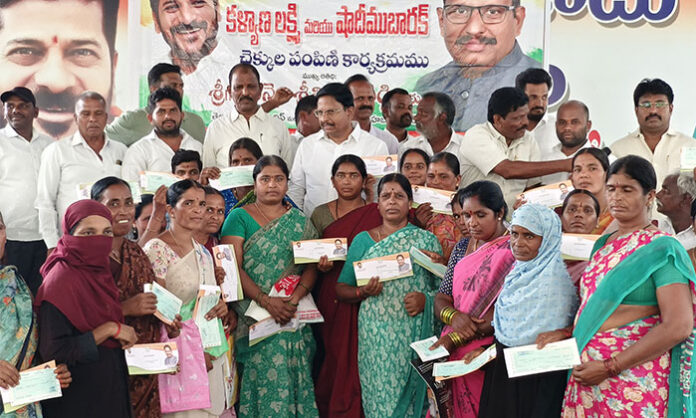 MLA Yennam Srinivas Reddy distributes Kalyana Lakshmi and Shaadi Mubarak cheques to beneficiaries in Mahabubnagar.